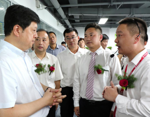 1547805734901148.jpeg ( 图为:宿州市委副书记、市长杨军听取汇报,了解宿州基地相关情况).jpg