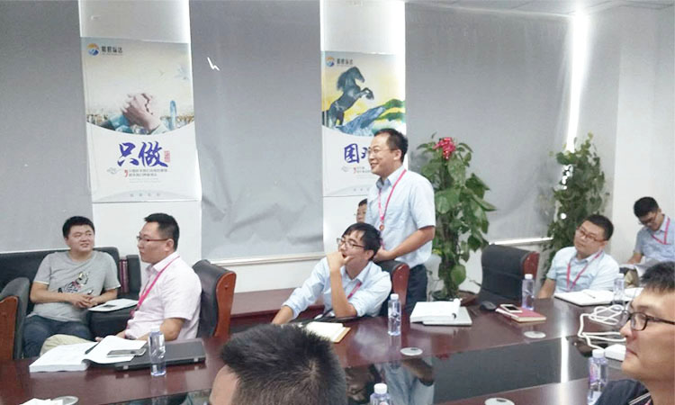 1548145354361602.jpeg (图为:学员在课堂上交流分享).jpg