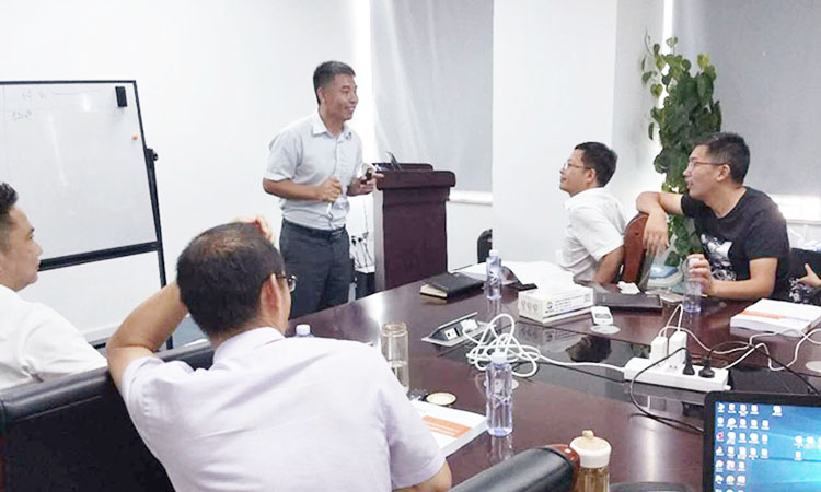 1548145380257485.jpeg (图为:肖老师授课并让大家分组讨论交流).jpg