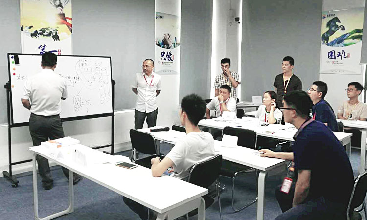 1548145396397361.jpeg (图为:肖老师与学员们游戏互动).jpg