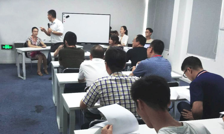 1548145403618217.jpeg (图为:肖老师与学员们游戏互动2).jpg